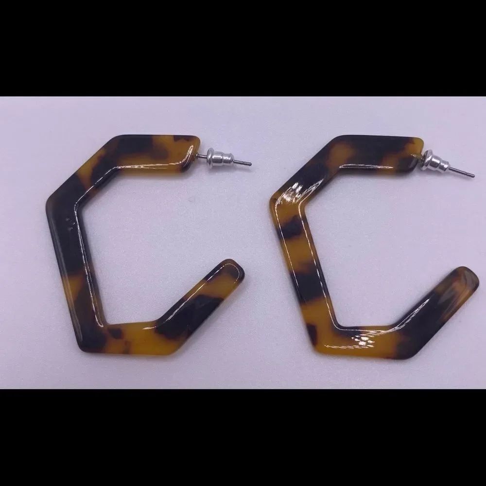 4/$20 Geometric Tortoise Hoop Earrings - Picture 2 of 5